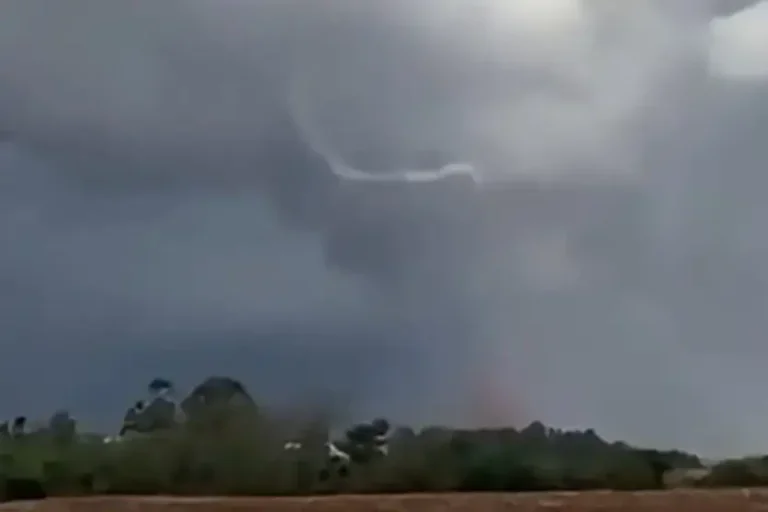 Tornado é confirmado na região e imagens mostram formação do fenômeno; veja o vídeo