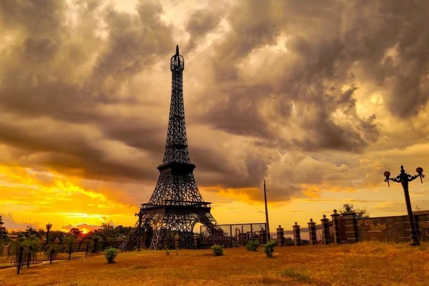 Há 20 anos surgiu a ideia da construção da réplica da Torre Eiffel em Umuarama