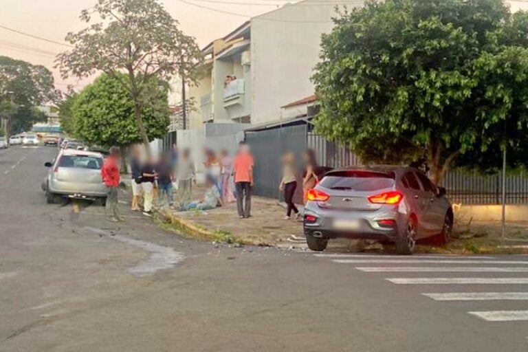 Após colisão, carro sobe em calçada e bate em árvore no centro de Umuarama