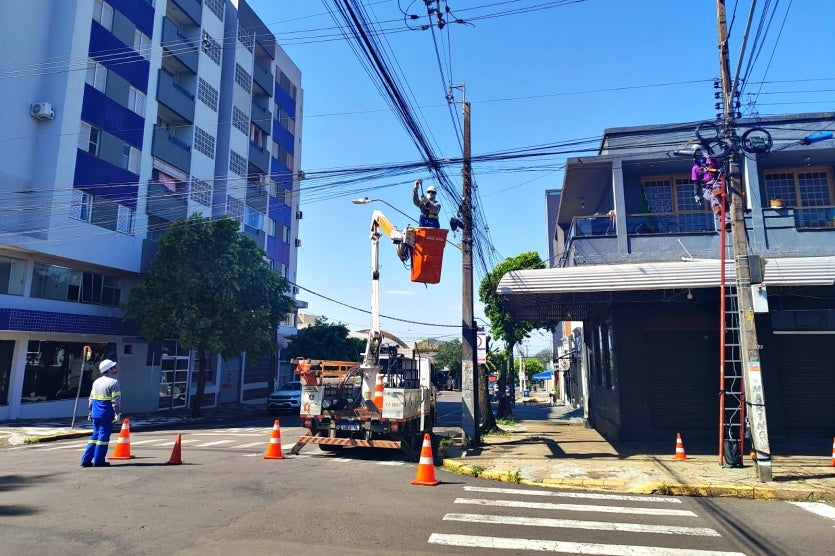 Força-tarefa da Copel regulariza fiação de telecom em 41 postes de Umuarama