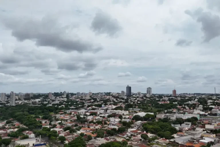 Umuarama terá céu nublado e pancadas de chuva nesta terça-feira; confira a previsão