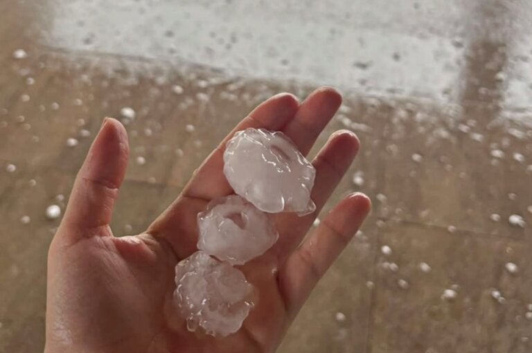 Umuaramenses registram pedras grandes de granizo em partes da cidade; vídeo