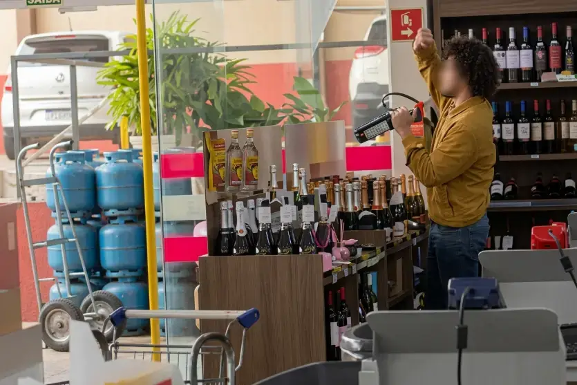 VÍDEO: homem destrói garrafas de vinho em supermercado e causa prejuízo de R$ 60 mil