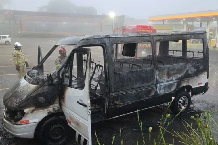 Van com cerca de 15 estudantes pega fogo e fica destruída no Paraná
