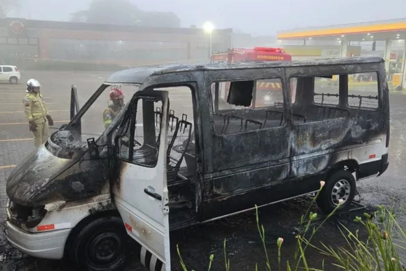 Van com cerca de 15 estudantes pega fogo e fica destruída no Paraná
