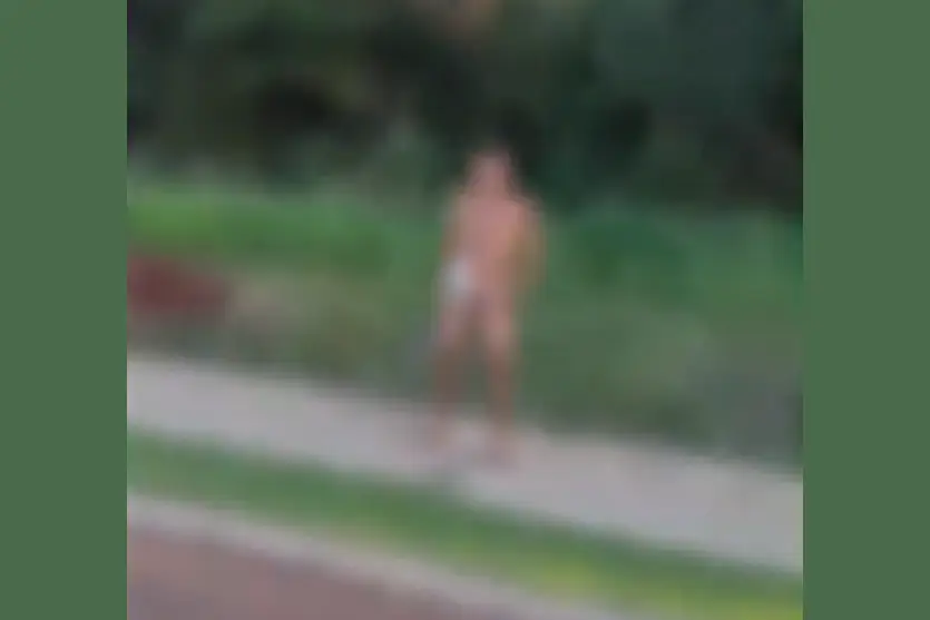 Vídeo: homem nu é flagrado caminhando pelas ruas de cidade do Paraná