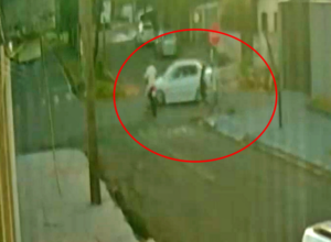 Vídeo mostra momento em que moto bate na lateral de carro em Umuarama