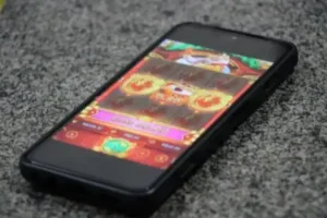 Celular com a tela do jogo Fortune Tiger, a bet conhecida como "Jogo do Tigrinho".