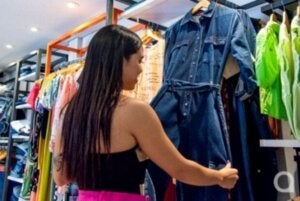 Cliente escolhendo roupas em Umuarama.