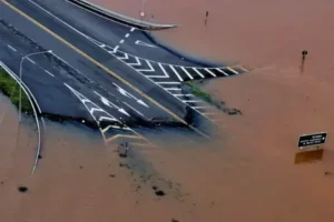 Rodovia alagada após enchente no RS.