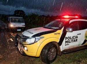 Viatura da PRE próxima a van envolvida em atropelamento de ciclista na PR-580.