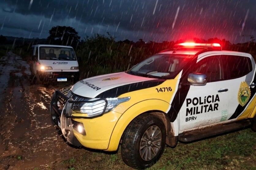 Viatura da PRE próxima a van envolvida em atropelamento de ciclista na PR-580.