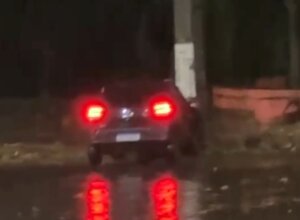 Carro que bateu em poste no Parque Ibirapuera, em Umuarama.