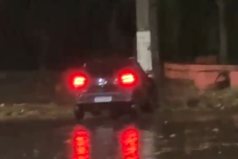 Carro que bateu em poste no Parque Ibirapuera, em Umuarama.