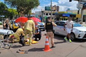 Motociclista recebendo socorro após colidir na traseira de táxi em Umuarama.