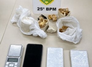 Crack e cocaína apreendidos em Ivaté.