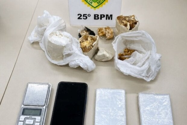 Crack e cocaína apreendidos em Ivaté.