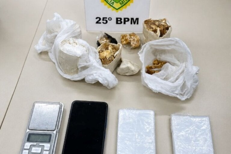 Crack e cocaína apreendidos em Ivaté.