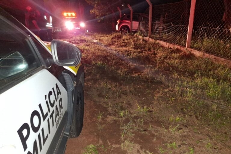 Viatura da PRE próxima a local onde bovino foi atropelado na PR-323.