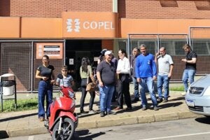 Moradores de Umuarama protestando em frente à Copel contra falta de luz em propriedades rurais.
