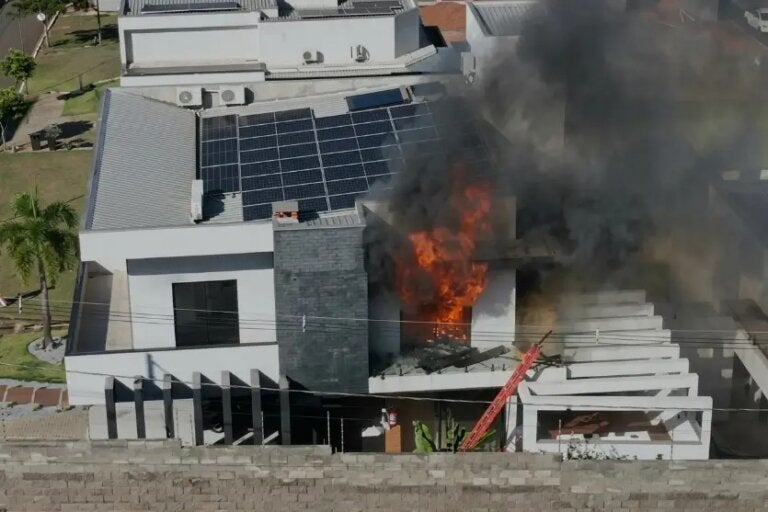 Casa pega fogo e mobiliza bombeiros em condomínio de Umuarama; confira o vídeo
