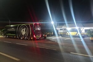 Ônibus rendido em assalto na PR-317.