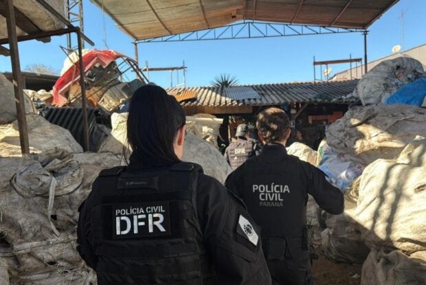 Policiais da PCPR em local de coleta de recicláveis.