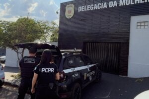 Equipes em frente À Delegacia da Mulher de Umuarama.