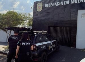 Equipes em frente À Delegacia da Mulher de Umuarama.