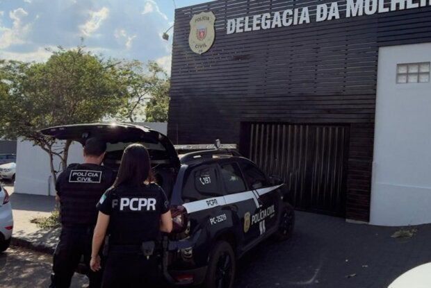 Equipes em frente À Delegacia da Mulher de Umuarama.