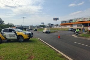 PRE no local onde motociclista ficou ferido na PR-323 em Umuarama