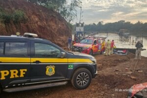 Viatura da PRF próximo à balsa do Rio Piquiri, onde veículo caiu no rio.