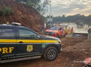 Viatura da PRF próximo à balsa do Rio Piquiri, onde veículo caiu no rio.