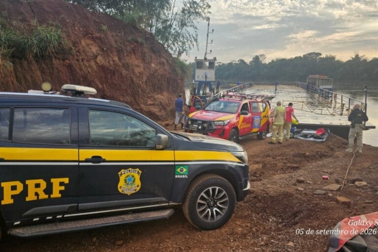 Viatura da PRF próximo à balsa do Rio Piquiri, onde veículo caiu no rio.