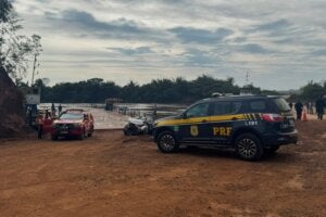 Corsa após ser retirado do Rio Piquiri.
