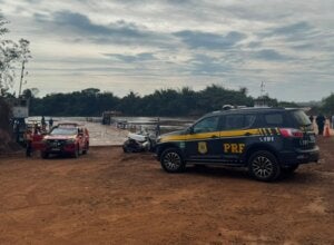 Corsa após ser retirado do Rio Piquiri.