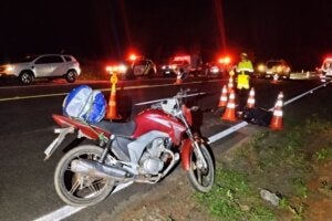 Moto de idoso que morreu atropelado na PR-323.