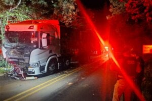 Caminhão envolvido em colisão frontal na PR-462.