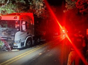 Caminhão envolvido em colisão frontal na PR-462.