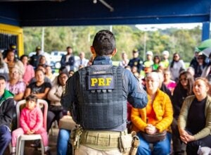 Policial da PRF durante orientação ao público.