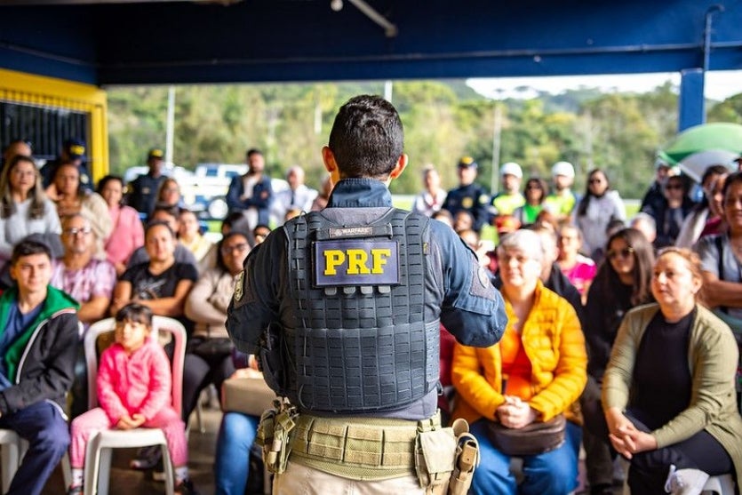 Policial da PRF durante orientação ao público.