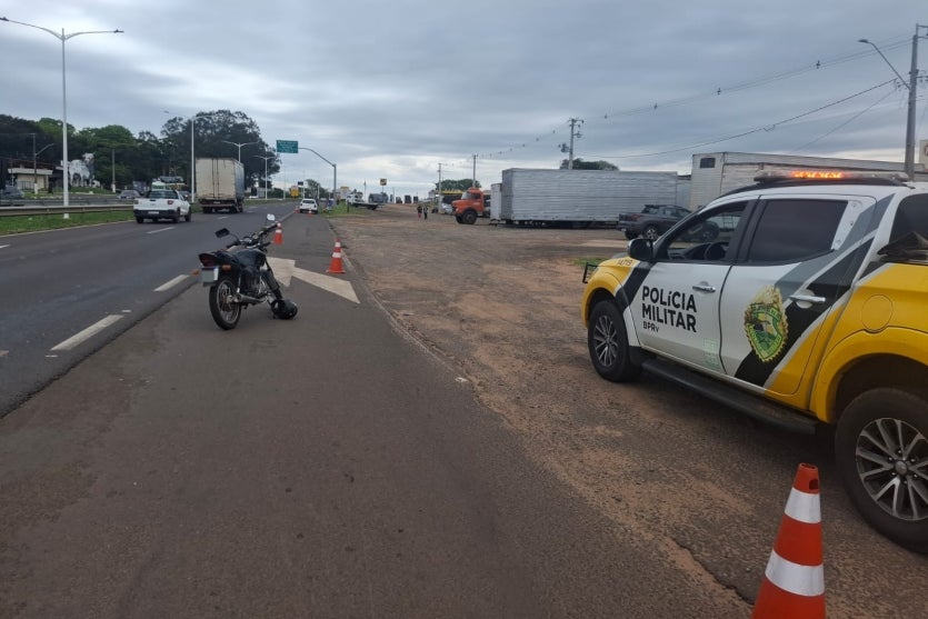 Motocicleta envolvida em colisão na PR-323 em Umuarama.