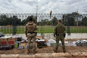 Policiais ao lado de carga milionária apreendida em Altônia.