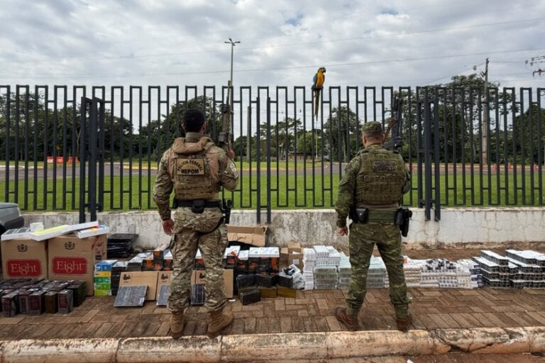 Policiais ao lado de carga milionária apreendida em Altônia.