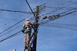 Trabalhador da Copel em poste.