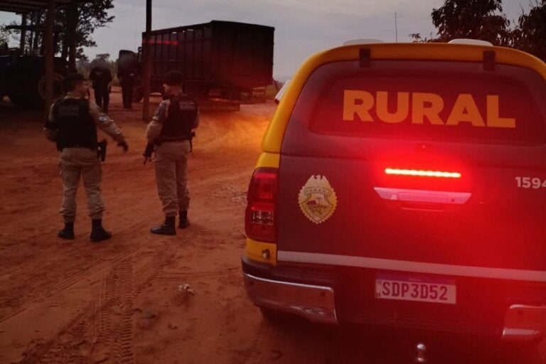 Patrulha rural durante operação contra furto de gado no PR.