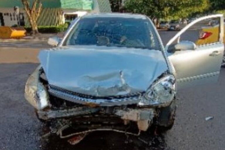 Carro envolvido em acidente na Zona II de Umuarama.