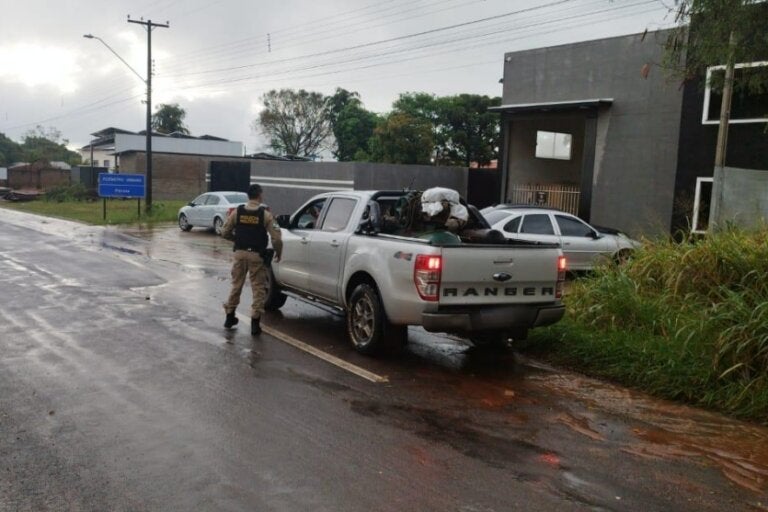 Abordagem da PM durante operação de trânsito.