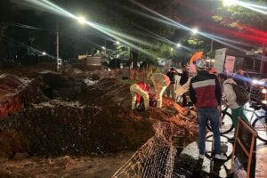 Equipes socorrendo motociclista que caiu em escavação de obras em Umuarama.