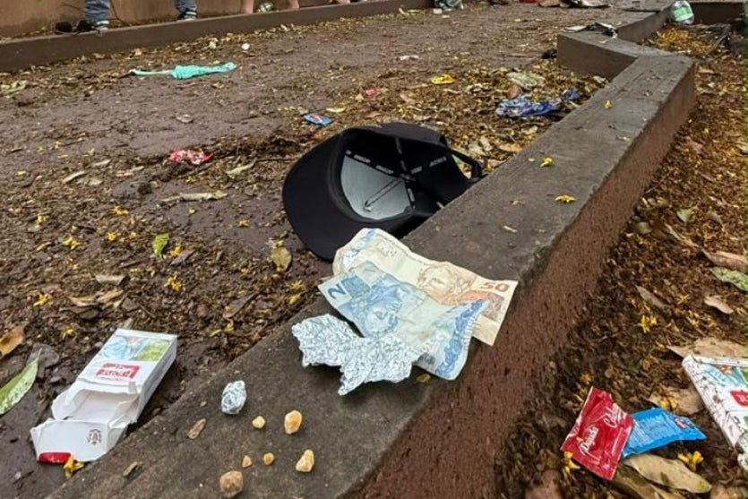 Crack apreendido após abordagem na Zona Armazém em Umuarama.